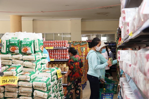 Siêu thị mini 0 đồng: Thắp lên hy vọng cho ngày cận Tết - Anh 1