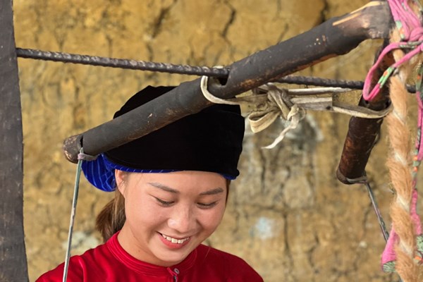 Cô gái Mông mang vải lanh “vươn xa” - Anh 1