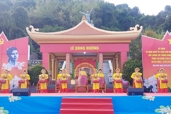 Dâng hương tưởng niệm 61 năm Ngày hy sinh của chị Sứ - Anh 1