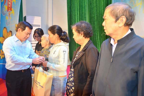 Quảng Ngãi: Ấm áp chương trình “Tết sum vầy - Xuân gắn kết” đến với người lao động - Anh 4