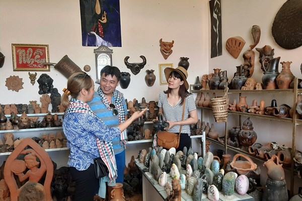 Mở rộng thị trường gốm Chăm ra nước ngoài - Anh 1