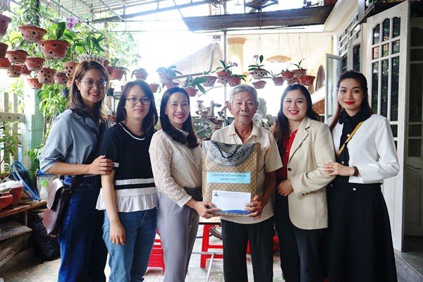 UBND huyện Hoàng Sa thăm, tặng quà nhân chứng Hoàng Sa - Anh 2