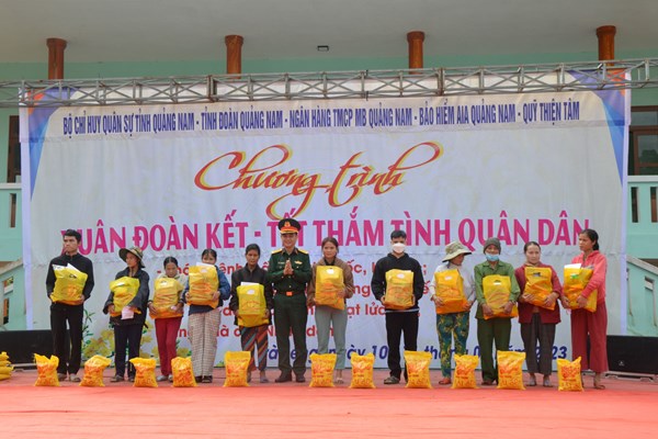 “Xuân đoàn kết- Tết thắm tình quân dân” tại xã vùng cao Trà Leng - Anh 1