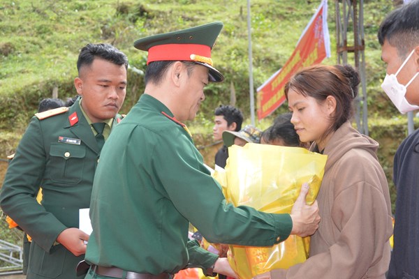 “Xuân đoàn kết- Tết thắm tình quân dân” tại xã vùng cao Trà Leng - Anh 4