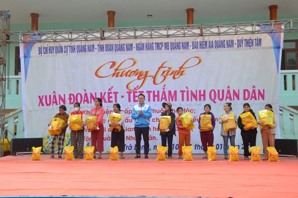 “Xuân đoàn kết- Tết thắm tình quân dân” tại xã vùng cao Trà Leng - Anh 5