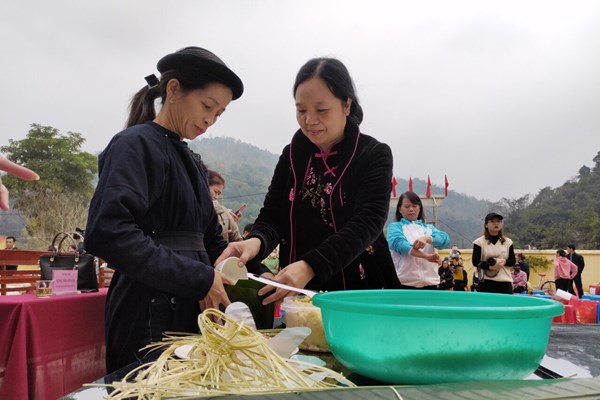 Chương trình “Cùng bạn đọc sách” hưởng ứng “Xuân đoàn kết - Tết biên cương” - Anh 1