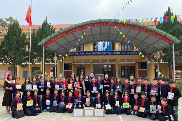 Chương trình “Cùng bạn đọc sách” hưởng ứng “Xuân đoàn kết - Tết biên cương” - Anh 3