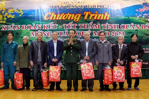 Ấm áp chương trình “Xuân đoàn kết - Tết thắm tình quân dân” ở Phú Thọ - Anh 1