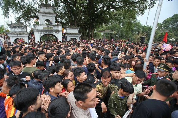 Lễ hội Đúc Bụt, Đả cầu cướp phết, chọi trâu Hải Lựu: Những điểm nóng đã… “hạ nhiệt” - Anh 2