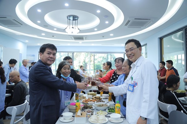 “Bến xe yêu thương” - mang Tết ấm áp đến gần hơn với người bệnh ung thư - Anh 1