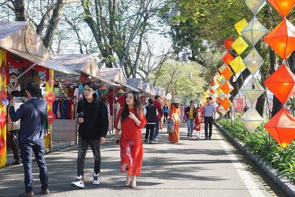 Trải nghiệm nhiều hoạt động văn hóa truyền thống tại chương trình “Tết Huế” - Anh 1