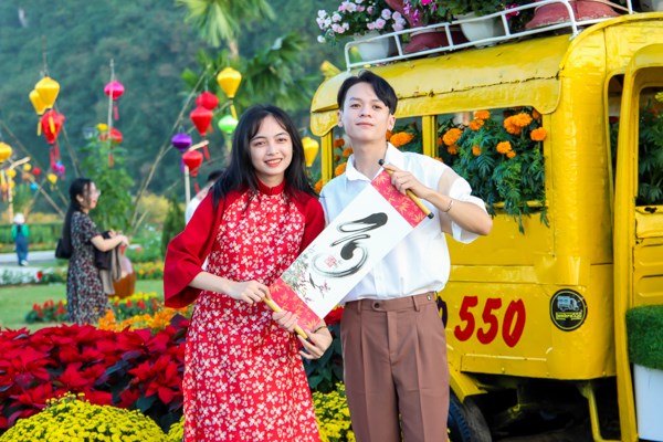 Rực rỡ sắc hoa xuân dưới chân Danh thắng Ngũ Hành Sơn - Anh 5