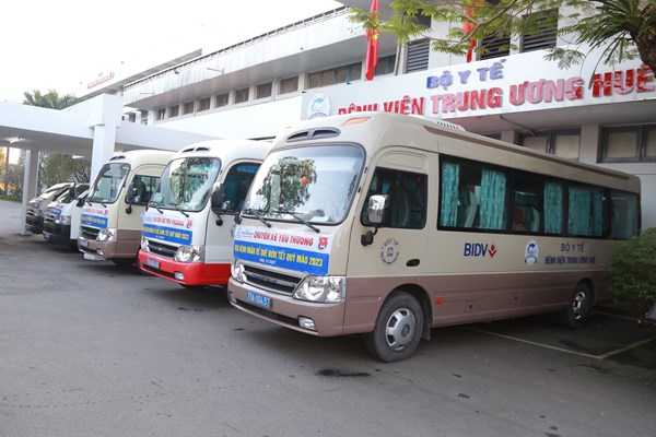 “Chuyến xe yêu thương” đưa hàng trăm bệnh nhân nghèo về quê đón Tết - Anh 2