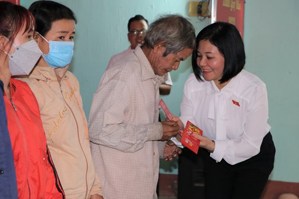 “Xuân yêu thương” đến với đồng bào vùng cao Quảng Ngãi - Anh 4