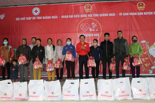 “Xuân yêu thương” đến với đồng bào vùng cao Quảng Ngãi - Anh 5