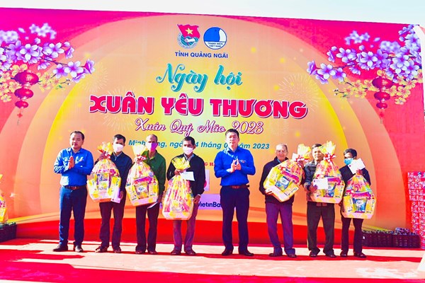 “Xuân yêu thương” đến với đồng bào vùng cao Quảng Ngãi - Anh 1