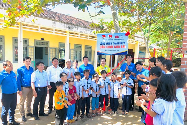“Xuân yêu thương” đến với đồng bào vùng cao Quảng Ngãi - Anh 3