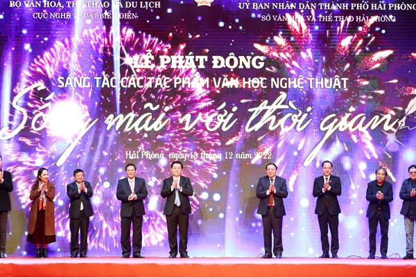 Để có những tác phẩm văn học, nghệ thuật “Sống mãi với thời gian” - Anh 1