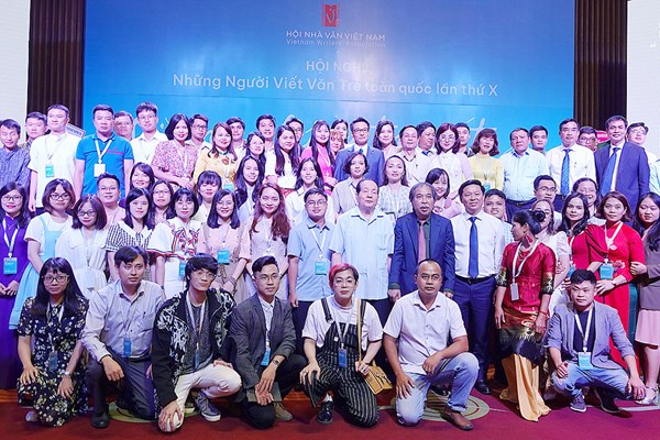 Chuyển động văn học nhìn từ văn hóa - Anh 1