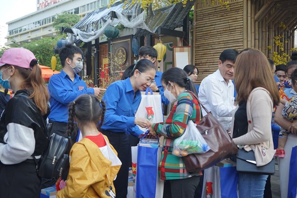 Chuyến xe ấm áp mang Tết đến với 1.500 công nhân - Anh 2