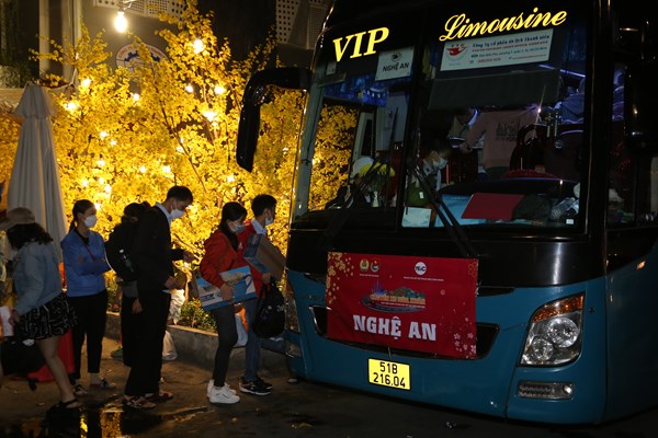 Chuyến xe ấm áp mang Tết đến với 1.500 công nhân - Anh 1