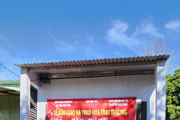 Báo Văn Hóa trao nhà tình thương cho hộ nghèo DTTS - Anh 1