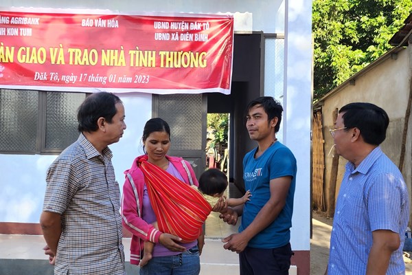 Báo Văn Hóa trao nhà tình thương cho hộ nghèo DTTS - Anh 3