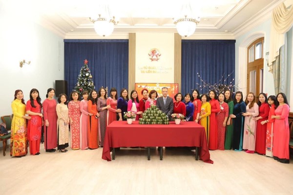 Đại sứ quán VN tại Nga tổ chức gói bánh chưng - Anh 1