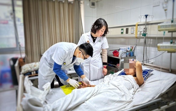 Lại thêm nam thiếu niên dập nát bàn tay phải do pháo tự chế phát nổ - Anh 1