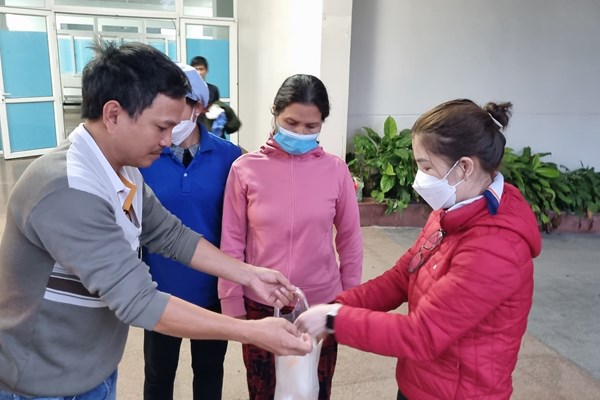 Ấm lòng nồi cháo yêu thương - Anh 6
