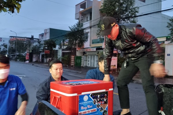 Ấm lòng nồi cháo yêu thương - Anh 4