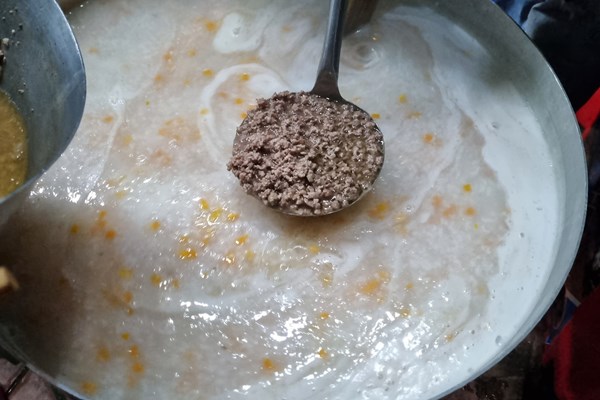 Ấm lòng nồi cháo yêu thương - Anh 2