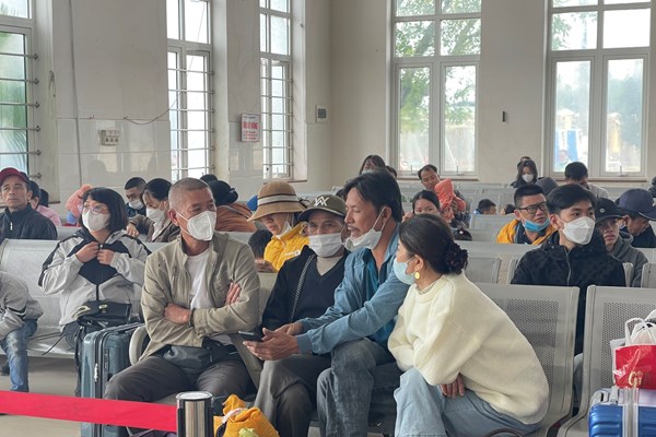 Chuyến tàu cuối năm đưa người dân về đảo Lý Sơn đón Tết - Anh 1