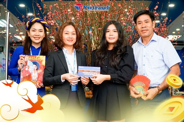 Du khách nhộn nhịp xuất hành ngay đầu năm mới 2023 - Anh 1