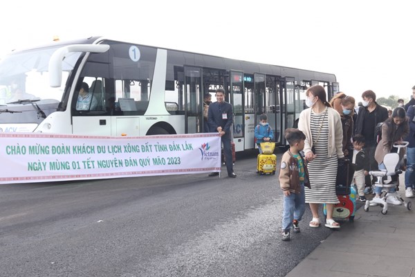 Đắk Lắk đón những du khách “xông đất” đầu năm mới - Anh 1