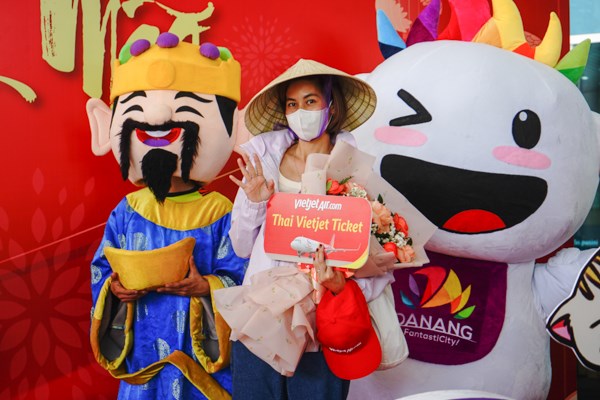 Đoàn khách  Thái Lan “xông đất” Đà Nẵng ngày đầu năm mới - Anh 3