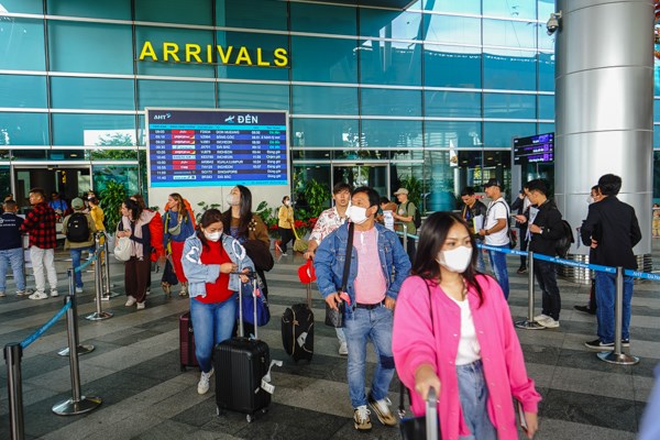 Đoàn khách  Thái Lan “xông đất” Đà Nẵng ngày đầu năm mới - Anh 4