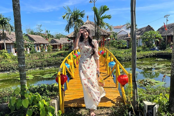 Tấp nập du khách đến Hội An những ngày đầu Xuân Quý Mão - Anh 6