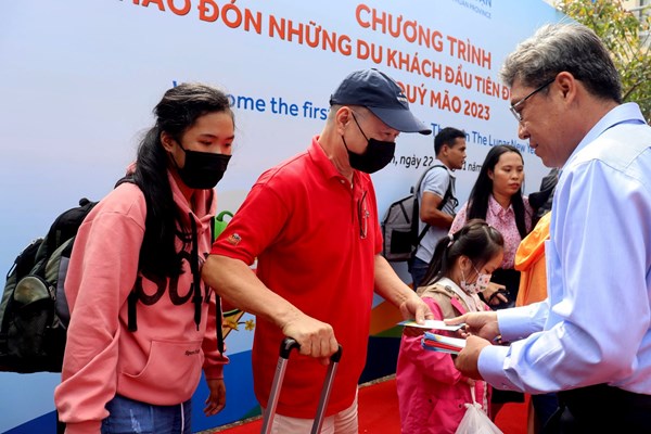 Hơn 300 du khách đầu tiên 