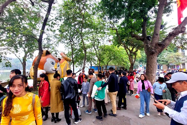 Hà Nội đông nghịt khách 3 ngày Tết Quý Mão - Anh 3
