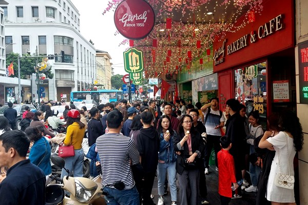 Hà Nội đông nghịt khách 3 ngày Tết Quý Mão - Anh 4