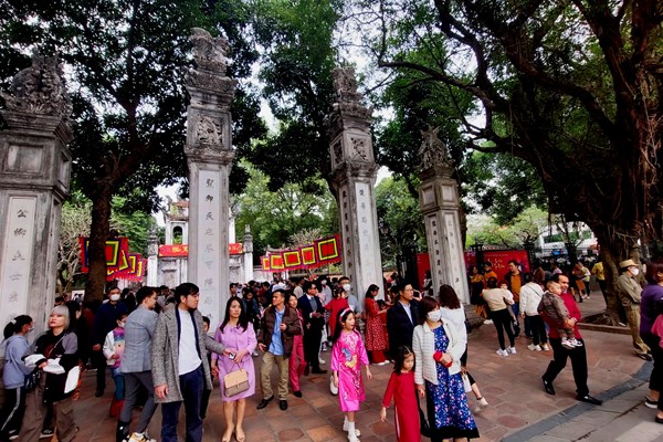 Hà Nội đông nghịt khách 3 ngày Tết Quý Mão - Anh 1