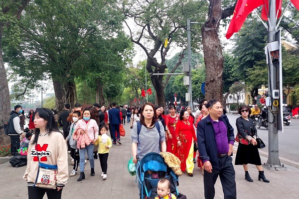 Hà Nội đông nghịt khách 3 ngày Tết Quý Mão - Anh 2