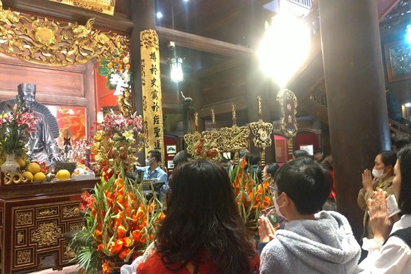 Hàng nghìn du khách đến Văn Miếu - Quốc Tử Giám xin chữ đầu Xuân - Anh 5