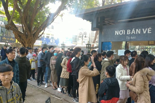 Hàng nghìn du khách đến Văn Miếu - Quốc Tử Giám xin chữ đầu Xuân - Anh 1