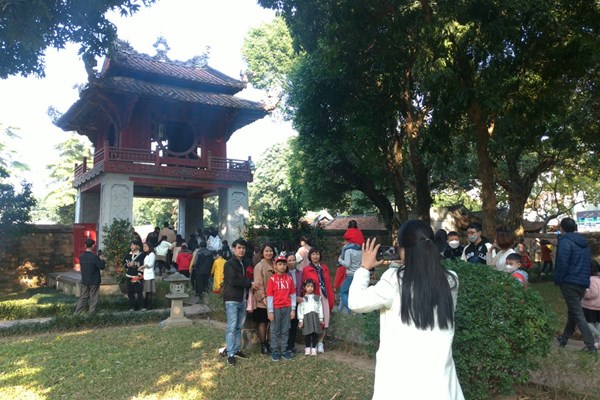 Hàng nghìn du khách đến Văn Miếu - Quốc Tử Giám xin chữ đầu Xuân - Anh 2