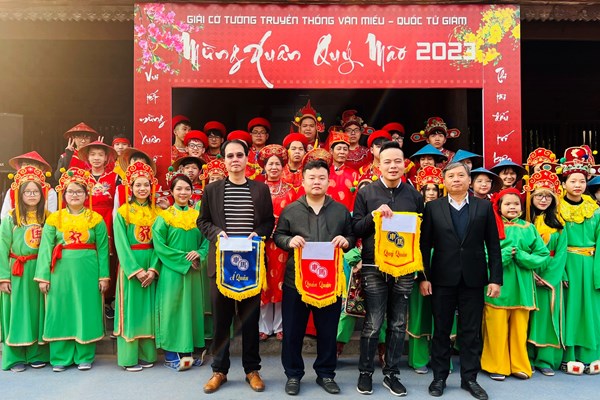 Hàng nghìn du khách đến Văn Miếu - Quốc Tử Giám xin chữ đầu Xuân - Anh 7