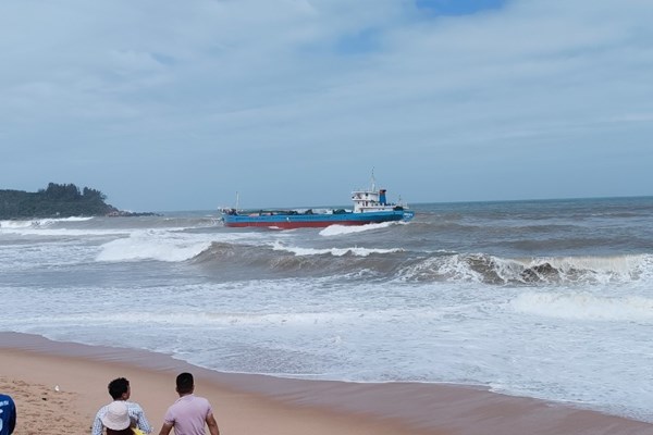 Cứu hộ thành công 11 thuyền viên trên tàu bị nạn - Anh 1