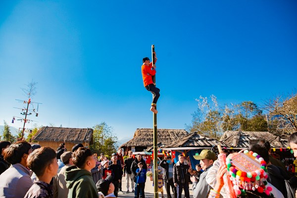 Tưng bừng khai mạc Lễ hội khèn hoa trên đỉnh thiêng Fansipan - Anh 5