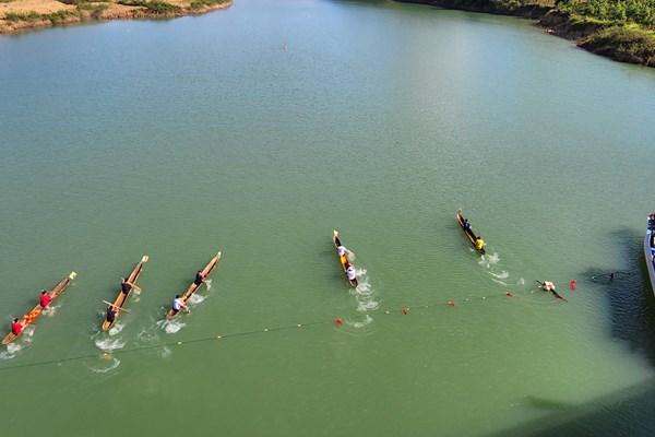 Kon Tum: Rộn ràng ngày hội đua thuyền độc mộc trên sông Pô Cô - Anh 1